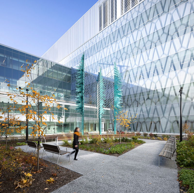 Dossier de presse | 2275-03 - Communiqué de presse | Jodoin Lamarre Pratte architectes : 65 années d’architecture pour la collectivité - Jodoin Lamarre Pratte architectes - Architecture institutionnelle -  <p>Cour intérieure, centre intégré de  cancérologie du nouveau complexe hospitalier de  Québec — Groupe A + DMG + Lemay + Jodoin Lamarre Pratte + NFOE + GLCRM architectes en consortium </p><p><br></p><p style="">Oeuvre d'art : Patrick Beaulieu, « Éclaircie », 2019, Bronze, aluminium et lumière<br></p>  - Crédit photo :  Stéphane Groleau<br style=""> 