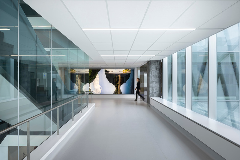 Dossier de presse | 2275-03 - Communiqué de presse | Jodoin Lamarre Pratte architectes : 65 années d’architecture pour la collectivité - Jodoin Lamarre Pratte architectes - Architecture institutionnelle -  <p>Centre intégré de  cancérologie du nouveau complexe hospitalier de  Québec — Groupe A + DMG + Lemay + Jodoin Lamarre Pratte + NFOE + GLCRM architectes en consortium </p><p><br></p><p style="">Oeuvre d'art : Ivan Binet, « Vases-montagnes », série « Échos », 2020<br></p>  - Crédit photo :  Stéphane Groleau<br style=""> 