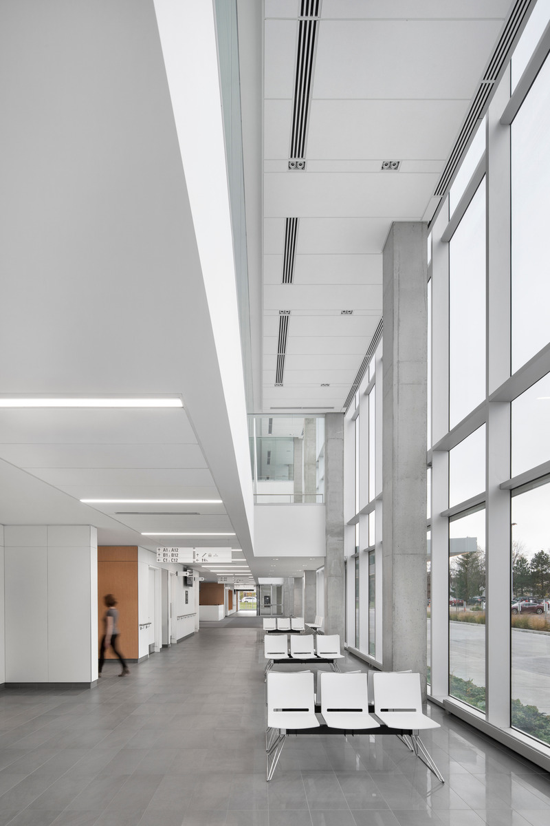 Dossier de presse | 2275-03 - Communiqué de presse | Jodoin Lamarre Pratte architectes : 65 années d’architecture pour la collectivité - Jodoin Lamarre Pratte architectes - Architecture institutionnelle -  <p style="">Hall d'entrée, Centre intégré de dialyse Raymond-Barcelo de l’Hôpital Maisonneuve-Rosemont à Montréal — Jodoin Lamarre Pratte architectes<br></p>  - Crédit photo :  Adrien Williams<br> 