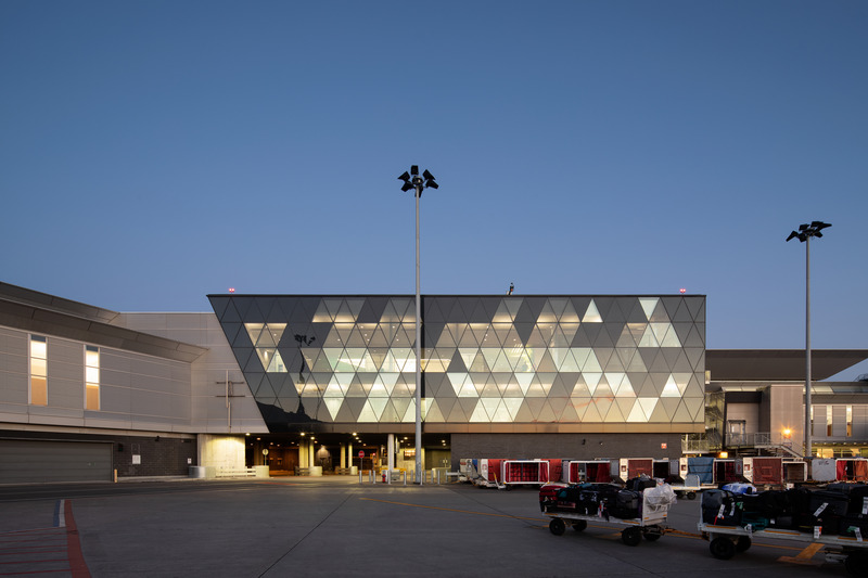 Dossier de presse | 2275-03 - Communiqué de presse | Jodoin Lamarre Pratte architectes : 65 années d’architecture pour la collectivité - Jodoin Lamarre Pratte architectes - Architecture institutionnelle -  <p style="">Centre de correspondance pour les passagers en transit à l'aéroport international Montréal-Trudeau — Jodoin Lamarre Pratte architectes<br></p>  - Crédit photo :  Adrien Williams<br style=""> 