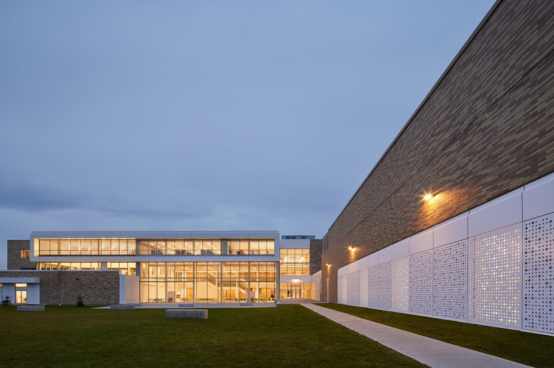 Dossier de presse | 2275-03 - Communiqué de presse | Jodoin Lamarre Pratte architectes : 65 années d’architecture pour la collectivité - Jodoin Lamarre Pratte architectes - Architecture institutionnelle -  <p style="">École secondaire de la Nouvelle-Ère à Gatineau — Jodoin Lamarre Pratte architectes + Provencher Roy <br></p>  - Crédit photo :  Nanne Springer<br> 