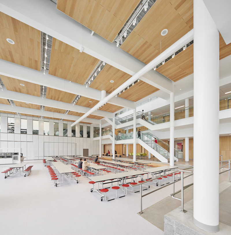 Dossier de presse | 2275-03 - Communiqué de presse | Jodoin Lamarre Pratte architectes : 65 années d’architecture pour la collectivité - Jodoin Lamarre Pratte architectes - Architecture institutionnelle -  Atrium, École secondaire de la Nouvelle-Ère à Gatineau — Jodoin Lamarre Pratte architectes + Provencher Roy<br>  - Crédit photo :  Nanne Springer<br> 