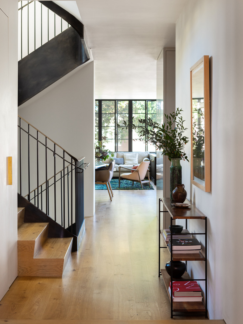 Press kit | 2757-35 - Press release | Medium Plenty Gives a Sprawling Update to a Once Modest 1920s Spanish Revival Home - Medium Plenty - Residential Interior Design - One of the thoughtfully renovated residence’s signature moments is the curved, blackened-steel railing that climbs all the way up to the roof deck, connecting all levels of the house. - Photo credit: Laure Joliet Photography 