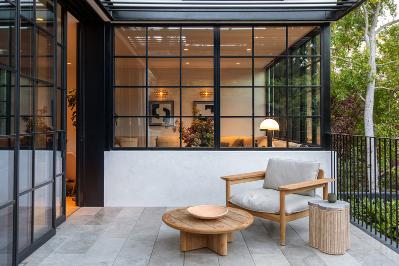 Press kit | 2757-35 - Press release | Medium Plenty Gives a Sprawling Update to a Once Modest 1920s Spanish Revival Home - Medium Plenty - Residential Interior Design - Multiple outdoor seating nooks, including this one just off of the kitchen, help maximize the outdoor footprint within the tight in-fill lot. - Photo credit:  Laure Joliet Photography 