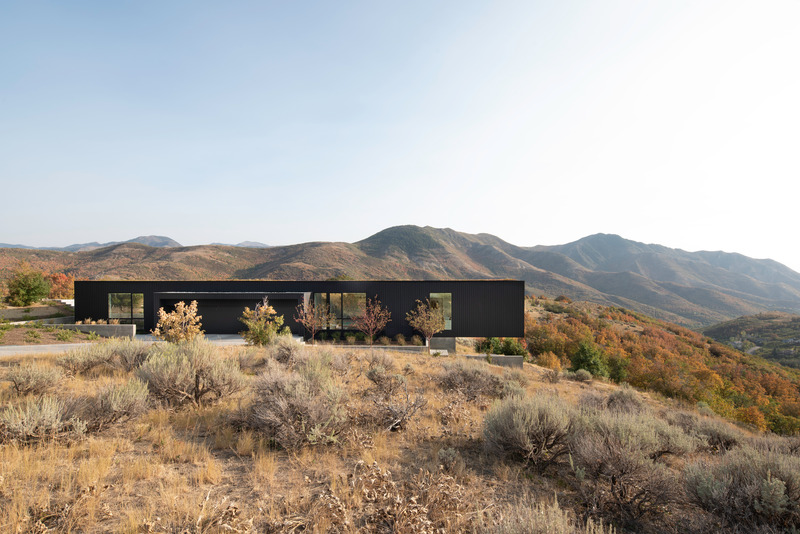 Press kit | 2757-36 - Press release | Sparano + Mooney Architecture's Wabi-Sabi Residence Draws Upon Japanese Aesthetic Culture - Sparano + Mooney Architecture - Residential Architecture -   The Wabi-Sabi residence offers a distinctively high canyon vista with a rare and close relationship to nature.   - Photo credit: Matt Winquist