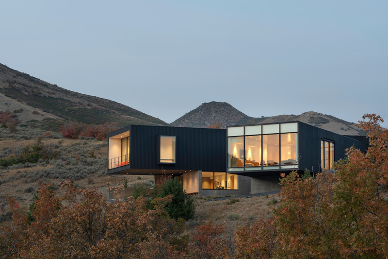 Press kit | 2757-36 - Press release | Sparano + Mooney Architecture's Wabi-Sabi Residence Draws Upon Japanese Aesthetic Culture - Sparano + Mooney Architecture - Residential Architecture -   Running along an east-west axis, the north volume contains the home's more private areas - including a cantilevered outdoor patio featuring a spa pool - while the southwest volume contains spacious zones for gathering.   - Photo credit: Matt Winquist