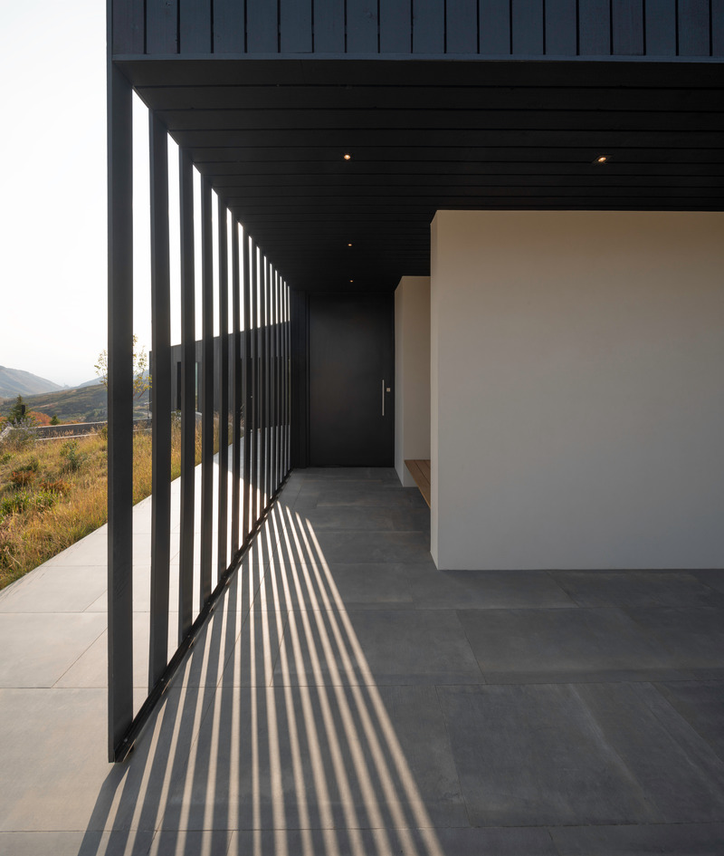 Press kit | 2757-36 - Press release | Sparano + Mooney Architecture's Wabi-Sabi Residence Draws Upon Japanese Aesthetic Culture - Sparano + Mooney Architecture - Residential Architecture -   At the front of the house, the cedar cladding morphs into a screen as part of an entry procession punctuated by glimpses of the panoramic view.   - Photo credit:  Matt Winquist 