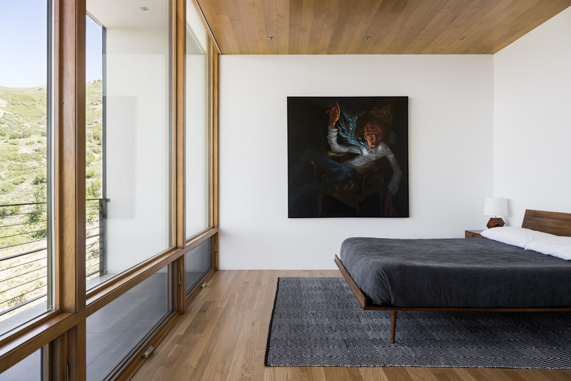 Press kit | 2757-36 - Press release | Sparano + Mooney Architecture's Wabi-Sabi Residence Draws Upon Japanese Aesthetic Culture - Sparano + Mooney Architecture - Residential Architecture - The interior spaces were designed to double-function as gallery spaces for the homeowners’ collection featuring regional artists. - Photo credit: Lucy Call