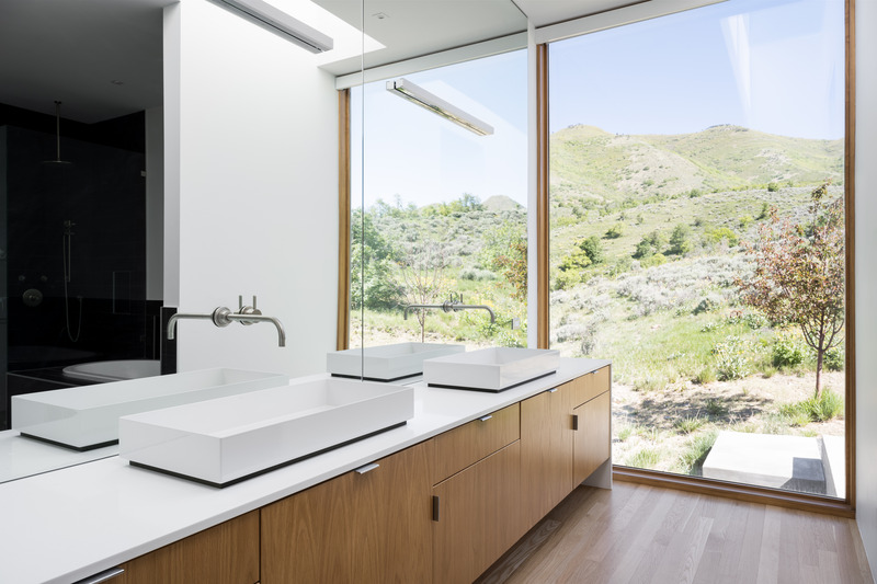 Press kit | 2757-36 - Press release | Sparano + Mooney Architecture's Wabi-Sabi Residence Draws Upon Japanese Aesthetic Culture - Sparano + Mooney Architecture - Residential Architecture -  Floor-to-ceiling glazed windows allow natural light to stream into the 4,000-square-foot home.  - Photo credit: Lucy Call