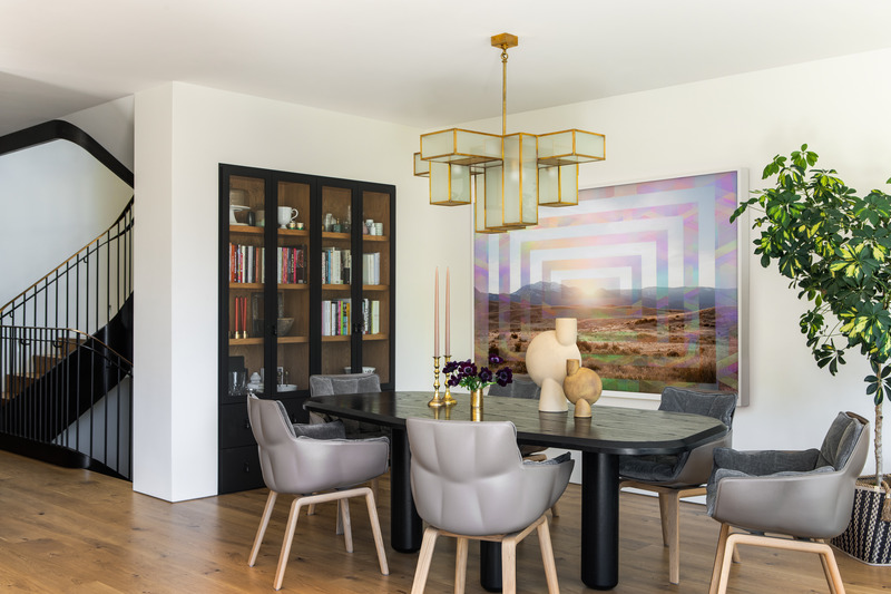 Press kit | 2757-35 - Press release | Medium Plenty Gives a Sprawling Update to a Once Modest 1920s Spanish Revival Home - Medium Plenty - Residential Interior Design - The dining room features custom built-in cabinetry, a table from Lawson Fenning, chairs form B&amp;B Italia and art from Sarah Anne Johnson. - Photo credit: Laure Joliet Photography