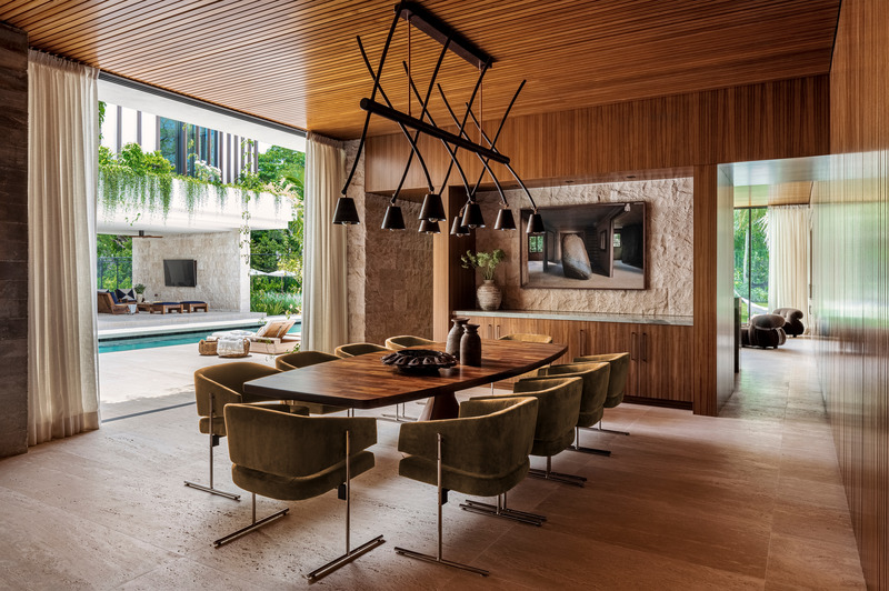 Dossier de presse | 2757-37 - Communiqué de presse | Strang Design Completes Modernist Home with Brazilian Twist - Strang Design - Architecture résidentielle -   The strong, natural materials of the interior blend seamlessly with the exterior's warm, organic palette.   - Crédit photo :  Kris Tamburello  