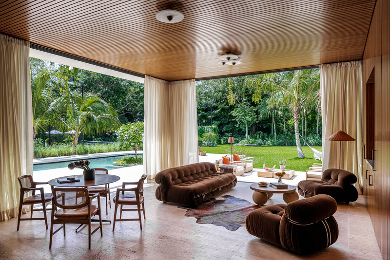 Dossier de presse | 2757-37 - Communiqué de presse | Strang Design Completes Modernist Home with Brazilian Twist - Strang Design - Architecture résidentielle -   The living room's expansive, floor-to-ceiling openings allow for multiple views onto the lush gardens and pool.     - Crédit photo : Kris Tamburello 
