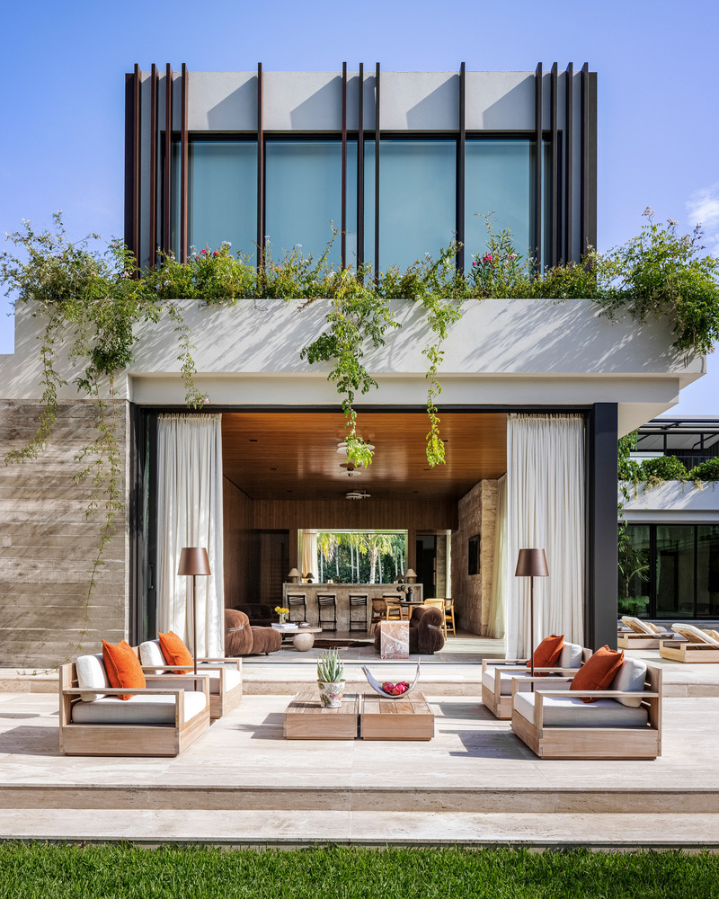 Dossier de presse | 2757-37 - Communiqué de presse | Strang Design Completes Modernist Home with Brazilian Twist - Strang Design - Architecture résidentielle - The team skillfully blended striking materials, a thoughtful composition and the tropical location with the owners' Brazilian-influenced art and furniture to evoke the essence of a South American home. - Crédit photo : Kris Tamburello 