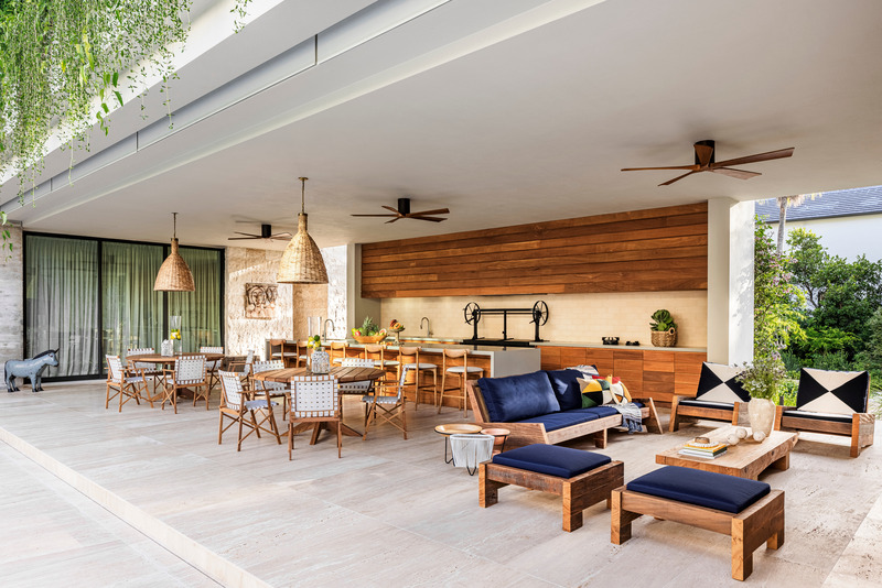 Dossier de presse | 2757-37 - Communiqué de presse | Strang Design Completes Modernist Home with Brazilian Twist - Strang Design - Architecture résidentielle -  Unfilled travertine flooring crosses from the patio to the interior, creating an overall sense of warmth.  - Crédit photo : Kris Tamburello 