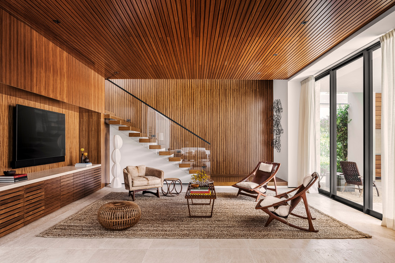 Dossier de presse | 2757-37 - Communiqué de presse | Strang Design Completes Modernist Home with Brazilian Twist - Strang Design - Architecture résidentielle -   The home's Brazilian influences and vintage touches, which include these Sergio Rodrigues chairs,  blend beautifully with the teak paneling, oak stairs and travertine floor. <p> </p> - Crédit photo : Kris Tamburello 