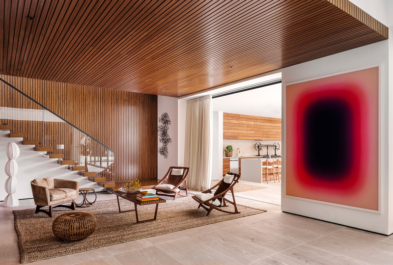 Dossier de presse | 2757-37 - Communiqué de presse | Strang Design Completes Modernist Home with Brazilian Twist - Strang Design - Architecture résidentielle -  G<span style="font-size: 1rem; letter-spacing: 0.0625em;">enerous pops of color are provided by the homeowners’ art collection, which includes this </span><span style="font-size: 1rem; letter-spacing: 0.0625em;">Jonny Niesche piece in the intimate seating room. </span> - Crédit photo : Kris Tamburello 