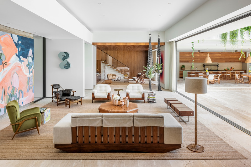 Dossier de presse | 2757-37 - Communiqué de presse | Strang Design Completes Modernist Home with Brazilian Twist - Strang Design - Architecture résidentielle -   The living room features a Janaina Tschäpe painting, Amir Nikravan sculpture, Jorge Zalszupin coffee table, and Jean Gillon armchairs.   - Crédit photo : Kris Tamburello 