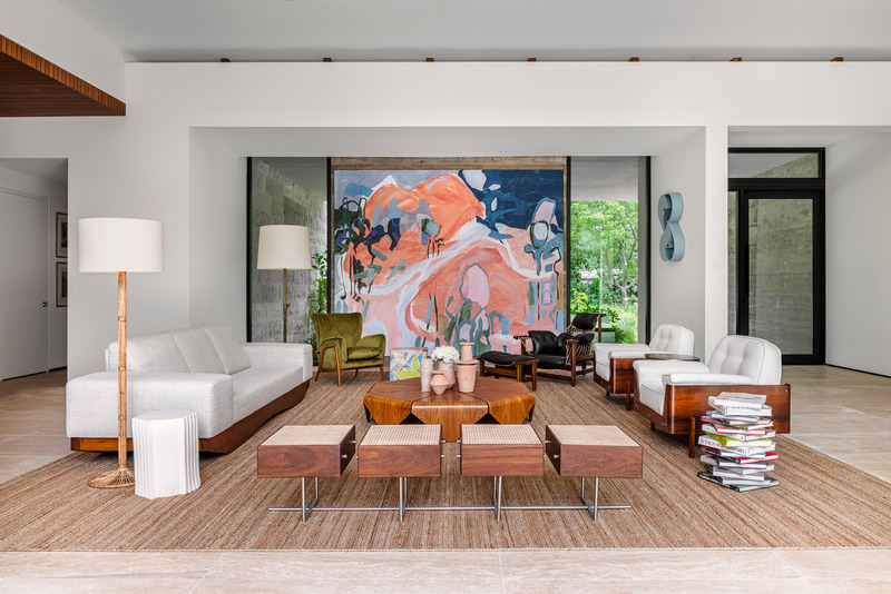 Dossier de presse | 2757-37 - Communiqué de presse | Strang Design Completes Modernist Home with Brazilian Twist - Strang Design - Architecture résidentielle - Another view of the living room, which features a Janaina Tschäpe painting, Amir Nikravan sculpture, Jorge Zalszupin coffee table, and Jean Gillon armchairs.<br style=""> - Crédit photo :  Kris Tamburello  