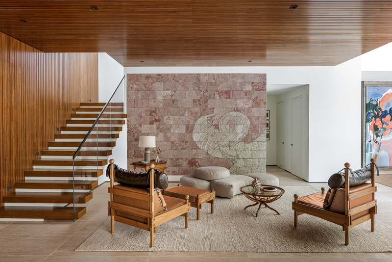 Dossier de presse | 2757-37 - Communiqué de presse | Strang Design Completes Modernist Home with Brazilian Twist - Strang Design - Architecture résidentielle - <p>The space between the living and dining rooms feature a Giuseppe Scapinelli coffee table, Sergio Rodrigues armchairs, and Elias Sime’s Tightrope: I Want to Slow Down and Think, 2017.</p>    - Crédit photo : Kris Tamburello 