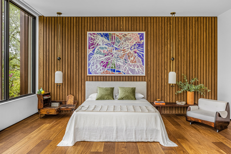 Dossier de presse | 2757-37 - Communiqué de presse | Strang Design Completes Modernist Home with Brazilian Twist - Strang Design - Architecture résidentielle - In the primary bedroom, light fixtures are by Apparatus Studio and the painting is by Marcia de Moraes; George Nelson benches serve as bedside tables. - Crédit photo : Kris Tamburello 