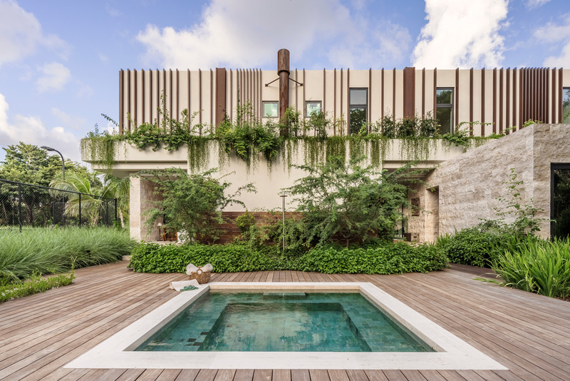 Dossier de presse | 2757-37 - Communiqué de presse | Strang Design Completes Modernist Home with Brazilian Twist - Strang Design - Architecture résidentielle -  The design team wrapped the second story in vertical Ipe wood fins.  - Crédit photo : Kris Tamburello 