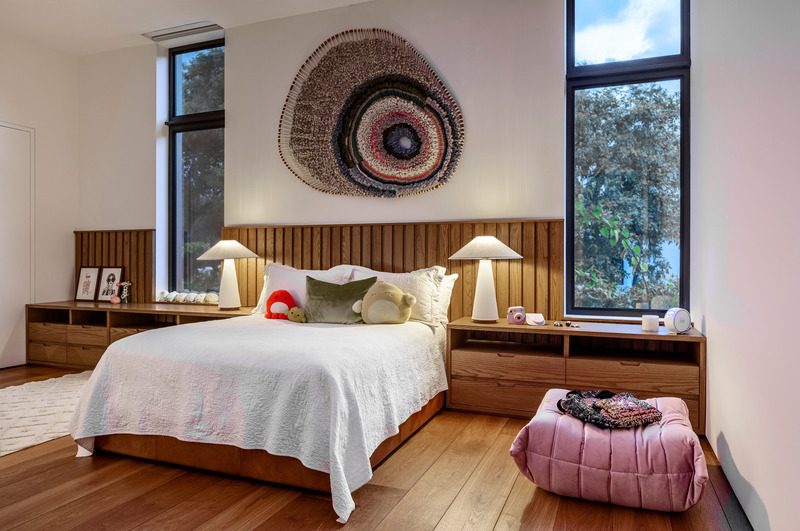 Dossier de presse | 2757-37 - Communiqué de presse | Strang Design Completes Modernist Home with Brazilian Twist - Strang Design - Architecture résidentielle -   This bedroom is furnished with a Togo pouf by Michel Ducaroy and a woven artwork by Tammy Kanat.   - Crédit photo : Kris Tamburello 