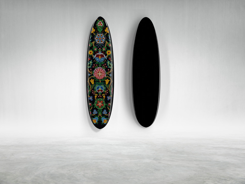 Dossier de presse | 3319-05 - Communiqué de presse | The New Wave of Art - Beau Lake - Art - Surfboard Feature: Christi Belcourt "The Celebration" - Crédit photo : Beau Lake