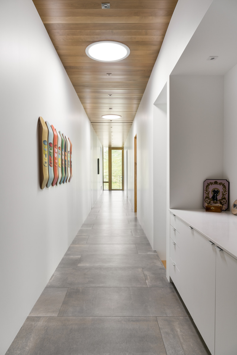 Press kit | 2757-36 - Press release | Sparano + Mooney Architecture's Wabi-Sabi Residence Draws Upon Japanese Aesthetic Culture - Sparano + Mooney Architecture - Residential Architecture -    The central hallway's skylights bring natural illumination deep into the interior.     - Photo credit: Lucy Call
