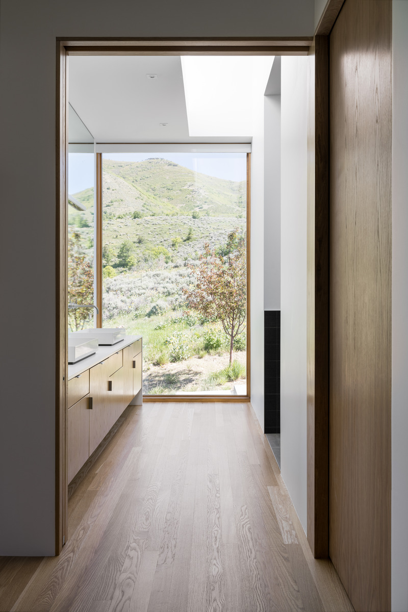 Press kit | 2757-36 - Press release | Sparano + Mooney Architecture's Wabi-Sabi Residence Draws Upon Japanese Aesthetic Culture - Sparano + Mooney Architecture - Residential Architecture -  Floor-to-ceiling windows and a skylight in this bathroom flood the space with natural light.   - Photo credit: Lucy Call