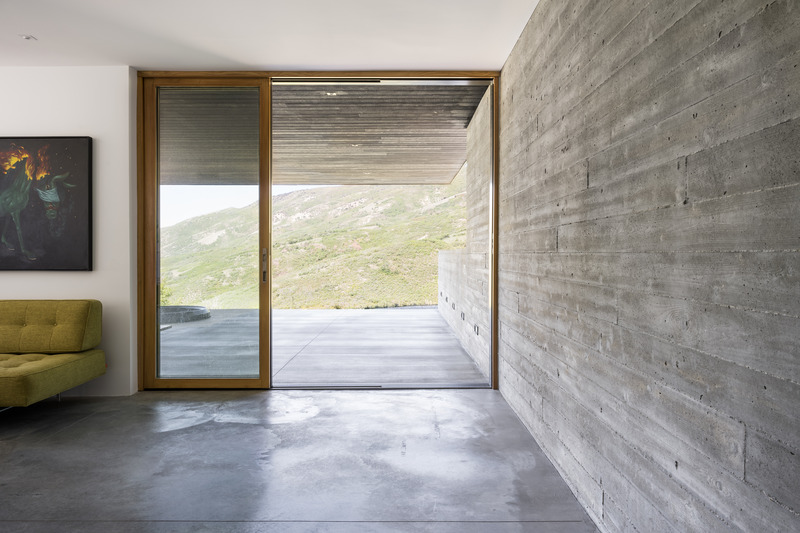 Press kit | 2757-36 - Press release | Sparano + Mooney Architecture's Wabi-Sabi Residence Draws Upon Japanese Aesthetic Culture - Sparano + Mooney Architecture - Residential Architecture -  The rough texture of the board-formed concrete walls both contrast with the refined beauty of the natural landscape beyond, and also compliment the rugged aspect of the site’s terrain.<br>   - Photo credit: Lucy Call