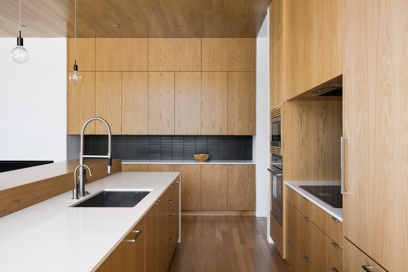 Press kit | 2757-36 - Press release | Sparano + Mooney Architecture's Wabi-Sabi Residence Draws Upon Japanese Aesthetic Culture - Sparano + Mooney Architecture - Residential Architecture -   The warm tones of the wood used throughout the home are expressed in the vocabulary of the kitchen cabinetry.    - Photo credit: Lucy Call