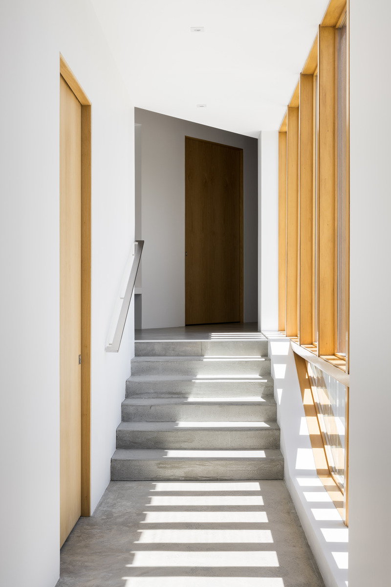 Press kit | 2757-36 - Press release | Sparano + Mooney Architecture's Wabi-Sabi Residence Draws Upon Japanese Aesthetic Culture - Sparano + Mooney Architecture - Residential Architecture -    The hue and materiality of the cement flooring offers a gentle contrast to the warm characteristics of the woods utilized for doors, cabinets and trim.   - Photo credit: Lucy Call
