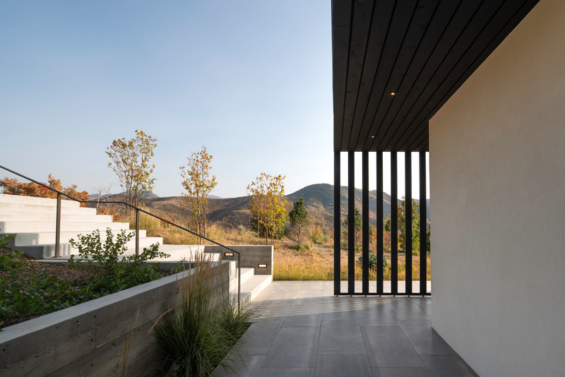 Press kit | 2757-36 - Press release | Sparano + Mooney Architecture's Wabi-Sabi Residence Draws Upon Japanese Aesthetic Culture - Sparano + Mooney Architecture - Residential Architecture -  The home offers a modern yet seamless transition to is natural surrounding.   - Photo credit: Matt Winquist