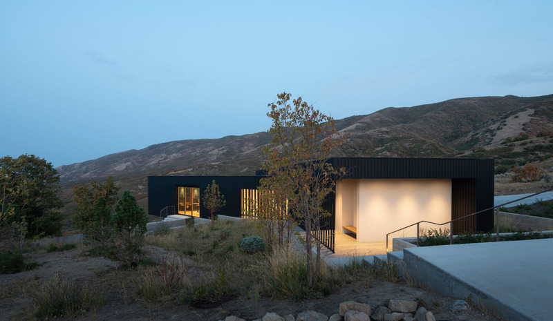 Press kit | 2757-36 - Press release | Sparano + Mooney Architecture's Wabi-Sabi Residence Draws Upon Japanese Aesthetic Culture - Sparano + Mooney Architecture - Residential Architecture - The home blends in while also standing out from the natural surroundings.  - Photo credit: Matt Winquist