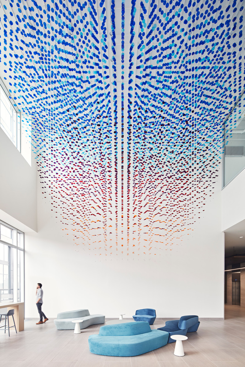 Dossier de presse | 1513-11 - Communiqué de presse | Binary Spectrum - Dubbeldam Architecture + Design - Design d’intérieur commercial -  The porous installation breaks the triple-height lobby into a thousand different interstitial spaces, creating an immersive experience for visitors.   <br>  - Crédit photo : Riley Snelling