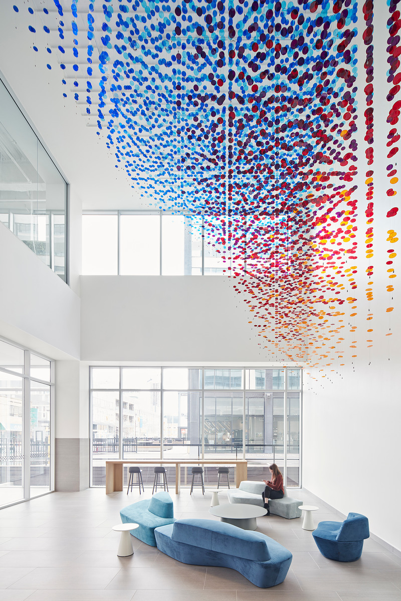 Dossier de presse | 1513-11 - Communiqué de presse | Binary Spectrum - Dubbeldam Architecture + Design - Design d’intérieur commercial -  Comprised of 8,000 translucent discs, Binary Spectrum is a poetic expression of Kitchener’s remarkable industrial shift, from manufacturing to a leader in the digital economy. <br style="">  - Crédit photo : Riley Snelling