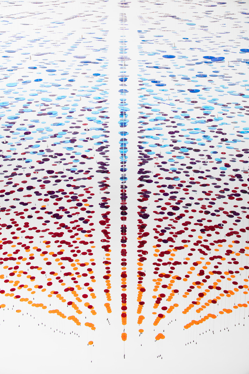 Dossier de presse | 1513-11 - Communiqué de presse | Binary Spectrum - Dubbeldam Architecture + Design - Design d’intérieur commercial - The seemingly floating discs are anchored by tiny teardrop-shaped plumb bobs, their weight creating layers upon layers of overlapping straight lines.  <br> - Crédit photo : Riley Snelling