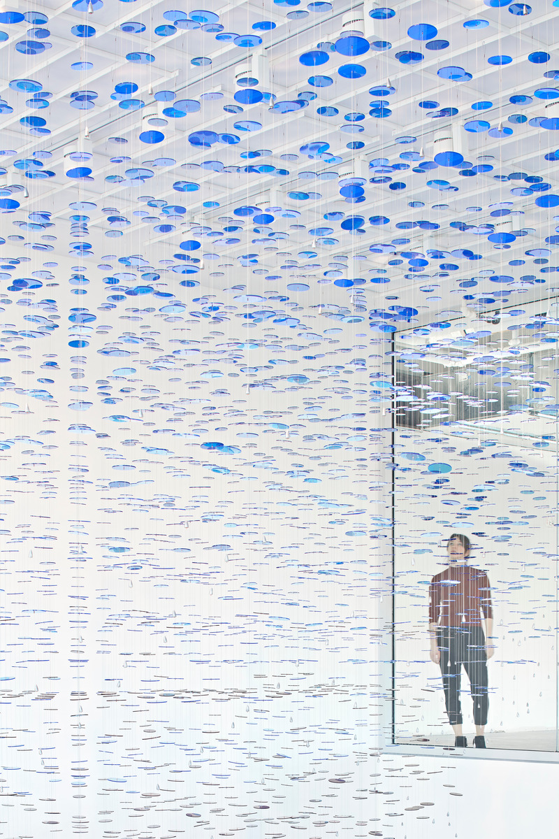 Dossier de presse | 1513-11 - Communiqué de presse | Binary Spectrum - Dubbeldam Architecture + Design - Design d’intérieur commercial - Second floor visitors find themselves immersed in  matrix of gently undulating colourful discs.  <br> - Crédit photo : Riley Snelling