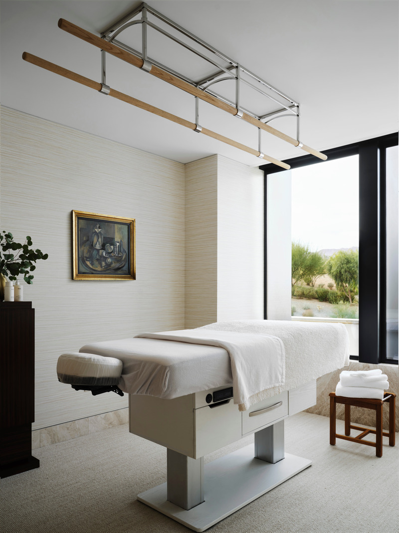 Press kit | 6087-03 - Press release | Family Connections: a Five-Star Retreat in the Desert Southwest - Daniel Joseph Chenin, Ltd. - Residential Interior Design - A dedicated wellness room with an electronic massage table and shiatsu bars at the ceiling. - Photo credit: Douglas Friedman