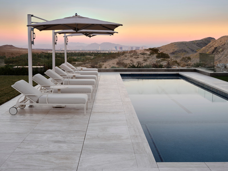 Press kit | 6087-03 - Press release | Family Connections: a Five-Star Retreat in the Desert Southwest - Daniel Joseph Chenin, Ltd. - Residential Interior Design - Lounge chairs by McKinnon &amp; Harris line the pool deck at sunset. - Photo credit: Douglas Friedman