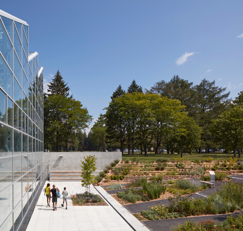Press kit | 2275-04 - Press release | Metamorphosis of the Montréal Insectarium - Kuehn Malvezzi + Pelletier de Fontenay + Jodoin Lamarre Pratte architectes - Institutional Architecture - <p class="">Metamorphosis of the Montréal Insectarium — Esplanade and Pollinator Garden</p> - Photo credit: James Brittain — Kuehn Malvezzi / Pelletier de Fontenay / Jodoin Lamarre Pratte architectes in consortium