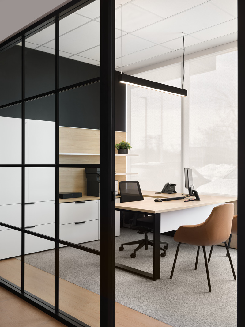 Dossier de presse | 1195-03 - Communiqué de presse | VAD signe un nouveau siège social aux lignes contemporaines pour le chef de file québécois de la vente d’articles de fête - VAD Designers d'espaces - Design d’intérieur commercial - Crédit photo : Phil Bernard