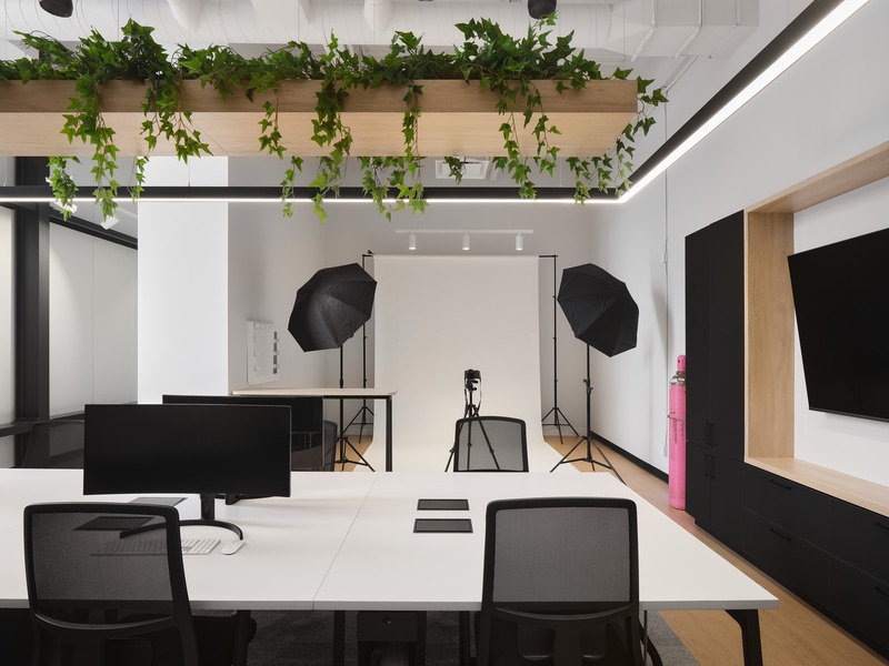 Dossier de presse | 1195-03 - Communiqué de presse | VAD signe un nouveau siège social aux lignes contemporaines pour le chef de file québécois de la vente d’articles de fête - VAD Designers d'espaces - Design d’intérieur commercial - Crédit photo : Phil Bernard