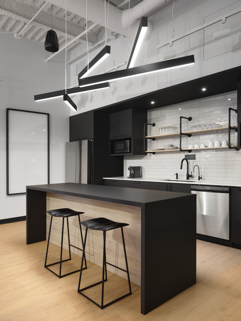 Dossier de presse | 1195-03 - Communiqué de presse | VAD signe un nouveau siège social aux lignes contemporaines pour le chef de file québécois de la vente d’articles de fête - VAD Designers d'espaces - Design d’intérieur commercial - Crédit photo : Phil Bernard