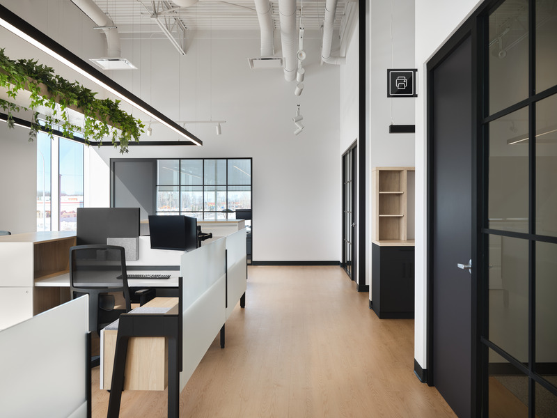 Dossier de presse | 1195-03 - Communiqué de presse | VAD signe un nouveau siège social aux lignes contemporaines pour le chef de file québécois de la vente d’articles de fête - VAD Designers d'espaces - Design d’intérieur commercial - Crédit photo : Phil Bernard