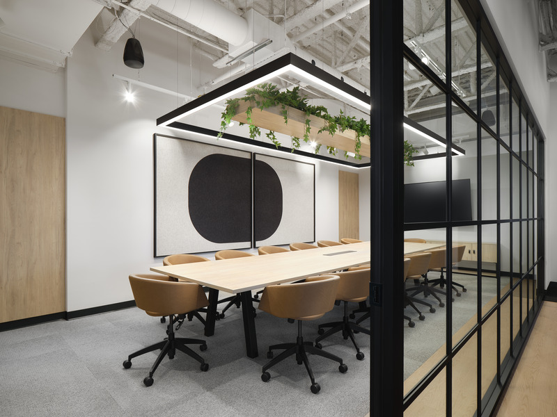 Dossier de presse | 1195-03 - Communiqué de presse | VAD signe un nouveau siège social aux lignes contemporaines pour le chef de file québécois de la vente d’articles de fête - VAD Designers d'espaces - Design d’intérieur commercial - Crédit photo : Phil Bernard