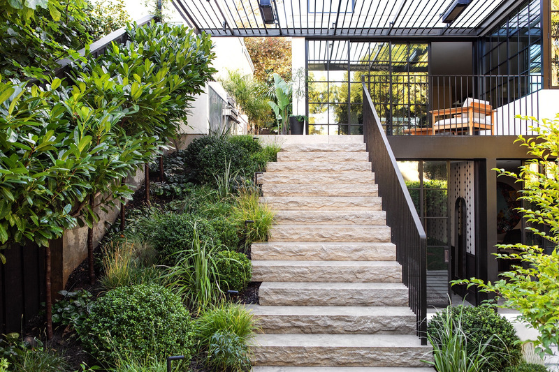 Press kit | 2757-35 - Press release | Medium Plenty Gives a Sprawling Update to a Once Modest 1920s Spanish Revival Home - Medium Plenty - Residential Interior Design - Another view of the beautiful material selections and unique garden nooks the team was able to create in the garden oasis.  - Photo credit: Laure Joliet Photography