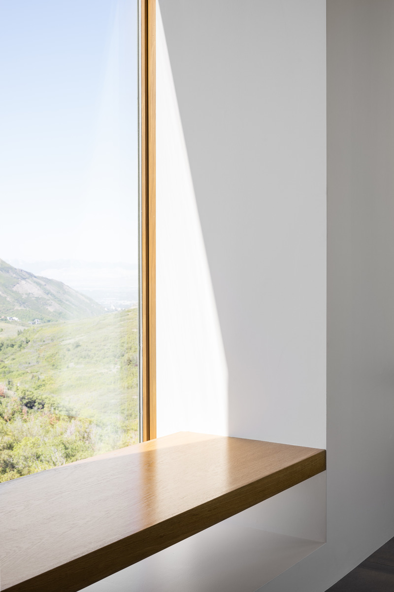 Press kit | 2757-36 - Press release | Sparano + Mooney Architecture's Wabi-Sabi Residence Draws Upon Japanese Aesthetic Culture - Sparano + Mooney Architecture - Residential Architecture -  This window bench offers a stunning mountain vista, and integrates the architecture with the surrounding natural beauty.  - Photo credit: Lucy Call