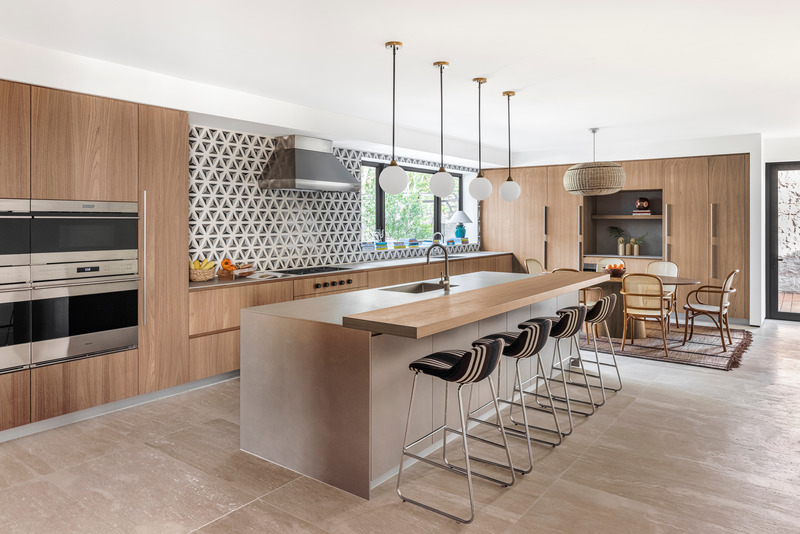 Dossier de presse | 2757-37 - Communiqué de presse | Strang Design Completes Modernist Home with Brazilian Twist - Strang Design - Architecture résidentielle - In the kitchen, stools made from camel leather and linen soften the strong lines. - Crédit photo : Kris Tamburello