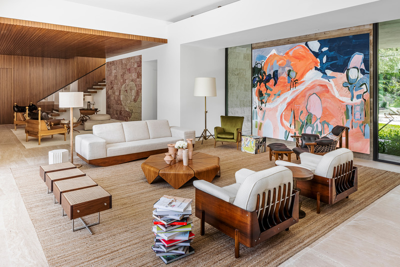 Dossier de presse | 2757-37 - Communiqué de presse | Strang Design Completes Modernist Home with Brazilian Twist - Strang Design - Architecture résidentielle - The well-appointed living room also serves as the entertainment hub for family and friends, in contrast to the more private realm upstairs. - Crédit photo : Kris Tamburello